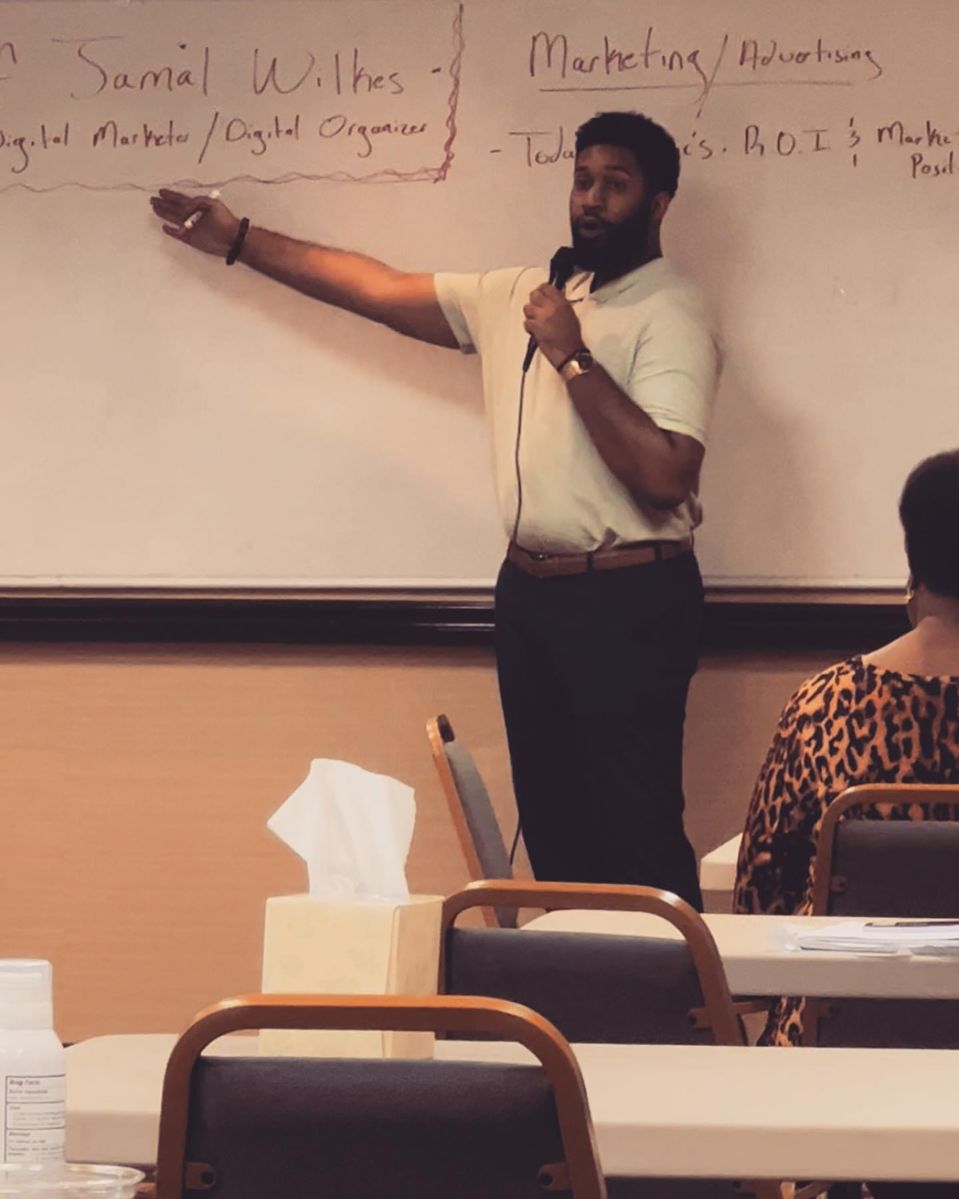Kalif presenting